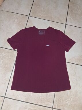 FIGS Men’s Short Sleeve Pocket Scrub Top- Burgundy Large